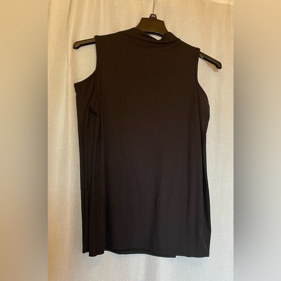 Vine & Love cold shoulder top NWT - Picture 3 of 6